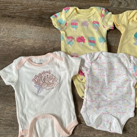 baby girls bodysuit 0-3m. - Picture 3 of 4